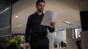 Advogado Israel Mattozo explicando os fundamentos constitucionais para proteger o candidato com diagnóstico tardio em concurso público.