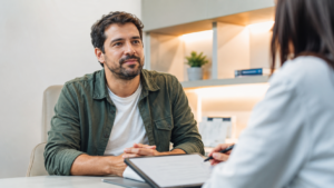 Candidato a concurso público recebendo seu diagnóstico em um consultório médico, etapa fundamental para a comprovação de cota PCD.